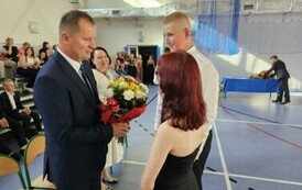 Uczniowie wręczają kwiaty zastępcom dyrektora Szkoły Rafałowi Konatowi i Annie Walas