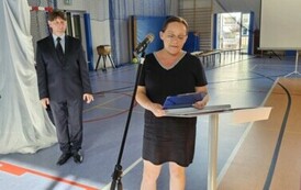 Przedstawiciel rodzic&oacute;w pani Aleksandra Nowak dziękuje dyrektorowi Szkoły dr. Dariuszowi Kubalskiemu i gronu pedagogicznemu