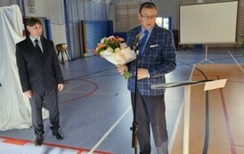 Skarbnik Rady Rodzic&oacute;w Damian Toporowski wręcza kwiaty dyrektorowi Szkoły dr. Dariuszowi Kubalskiemu