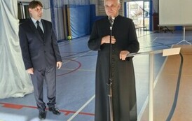 Dyrektor Szkoły dr Dariusz Kubalski oraz proboszcz parafii pw. św. Bartłomieja w Staszowie ks. prałat Szczepan Janas, kt&oacute;ry udzielił uczestnikom uroczystości błogosławieństwa