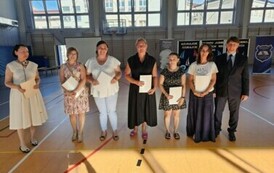 Rodzice, kt&oacute;rzy wspierali działalność szkoły z dyrektorem dr. Dariuszem Kubalskim i zastępcą dyrektora  Anną Walas