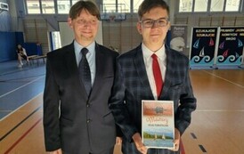 Wojciech Glica nagrodzony za stuprocentową frekwencję z dyrektorem Szkoły dr. Dariuszem Kubalskim