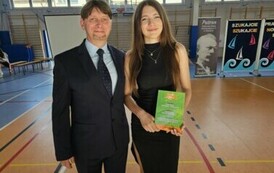 Zofia Grzegrz&oacute;łka, kt&oacute;ra otrzymała wyr&oacute;żnienie w konkursie Kangur Matematyczny z dyrektorem Szkoły dr. Dariuszem Kubalskim