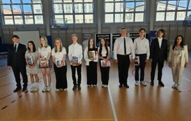 Uczniowie, kt&oacute;rzy występowali w pocztach z opiekunem- Katarzyną Adamczyk oraz dyrektorem Szkoły dr. Dariuszem Kubalskim