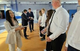Opiekun pocztu sztandarowego i pocztu flagowego Katarzyna Adamczyk,  dyrektor Szkoły dr Dariusz Kubalski, zastępca dyrektora Szkoły Rafał Konat  wręczają nagrody książkowe uczniom, kt&oacute;rzy występowali w pocztach