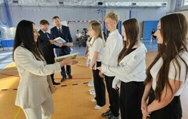 Opiekun pocztu sztandarowego i pocztu flagowego Katarzyna Adamczyk, dyrektor Szkoły dr Dariusz Kubalski, zastępca dyrektora Szkoły Rafał Konat  wręczają nagrody książkowe uczniom, kt&oacute;rzy występowali w pocztach