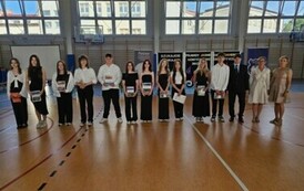 Uczniowie, kt&oacute;rzy działali na rzecz społeczności szkolnej z dyrektorem Szkoły dr. Dariuszem Kubalskim oraz opiekunami SU Ewą Kowalską, Beatą Boroń-Sitko