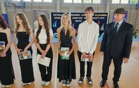 Uczniowie, kt&oacute;rzy działali na rzecz społeczności szkolnej z dyrektorem Szkoły dr. Dariuszem Kubalskim
