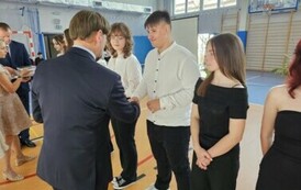 Dyrektor Szkoły dr Dariusz Kubalski, zastępca dyrektora Szkoły Rafał Konat oraz opiekun SU Ewa Kowalska wręczają nagrody książkowe uczniom, kt&oacute;rzy działali na rzecz społeczności szkolnej