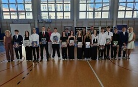 Uczniowie, kt&oacute;rzy odnosili sukcesy sportowe, dyrektor Szkoły dr Dariusz Kubalski, zastępca dyrektora Szkoły Rafał Konat, nauczycielki wychowania fizycznego: Małgorzata Wrona, Bernadeta Wieczorek, Izabela Trela, Barbara Malinowska