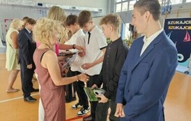 Nauczycielki wychowania fizycznego: Barbara Malinowska, Bernadeta Wieczorek, Małgorzata Wrona oraz dyrektor Szkoły dr Dariusz Kubalski wręczają nagrody książkowe uczniom, kt&oacute;rzy odnosili sukcesy sportowe