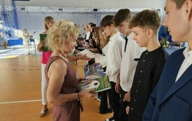 Nauczycielki wychowania fizycznego Bernadeta Wieczorek i Małgorzata Wrona wręczają nagrody książkowe uczniom, kt&oacute;rzy odnosili sukcesy sportowe