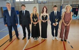 Wiceprzewodniczący Rady Miejskiej Wojciech Charyga, dyrektor Szkoły dr Dariusz Kubalski, Sportsmenki Roku  Marika Nowacka oraz Natalia Małyga, Sportowiec Szkoły Bartosz Binkiewicz, nauczycielka wychowania fizycznego Małgorzata Wrona
