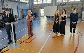 Dyrektor Szkoły dr Dariusz Kubalski wymienia osiągnięcia Sportowca Szkoły Bartosza Binkiewicza