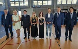 Sportsmenki Szkoły Marika Nowacka oraz Natalia Małyga, dyrektor Szkoły, nauczycielka wychowania fizycznego Barbara Malinowska i zaproszeni goście