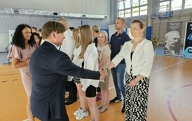 Dyrektor Szkoły gratuluje rodzicowi nagrodzonego ucznia