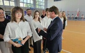 Dyrektor Szkoły, nagrodzeni uczniowie i ich rodzice