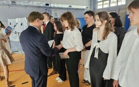 Dyrektor Szkoły dr Dariusz Kubalski  wręcza uczniom, kt&oacute;rzy osiągnęli najwyższe średnie ocen w klasach nagrody książkowe