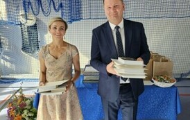 Wychowawczyni klasy 8 a Ewa Kowalska i zastępca dyrektora Szkoły Rafał Konat