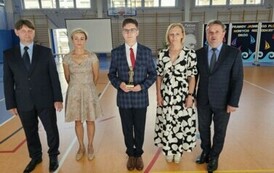 Prymus Szkoły Wojciech Glica z dyrektorem dr. Dariuszem Kubalskim, wychowawczynią Ewą Kowalską, zastępcą burmistrza Miasta i Gminy Stasz&oacute;w dr Ewą Kondek, burmistrzem Miasta i Gminy Stasz&oacute;w dr. Leszkiem Kopciem