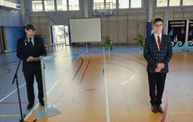 Dyrektor Szkoły dr Dariusz Kubalski charakteryzuje Prymusa Szkoły - Wojciecha Glicę