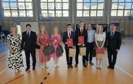 Laureat, finaliści, burmistrz, zastępca burmistrza, dyrektor Szkoły, opiekunowie nagrodzonych uczni&oacute;w