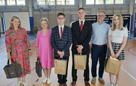 Wojciech Glica, Maciej Kr&oacute;likowski, Emilia Adamus z opiekunami: Justyną Szczepańską, Małgorzatą Rajcą, Zdzisławem Pizurem