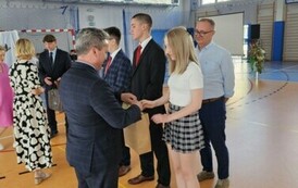 Burmistrz Miasta i Gminy Stasz&oacute;w dr Leszek Kopeć gratuluje Emilii Adamus uzyskania tytułu finalistki konkursu z chemii