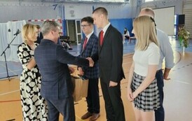 Burmistrz Miasta i Gminy Stasz&oacute;w dr Leszek Kopeć, zastępca burmistrza Miasta i Gminy Stasz&oacute;w dr Ewa Kondek gratulują Maciejowi Kr&oacute;likowskiemu  uzyskania tytułu finalisty konkursu z chemii