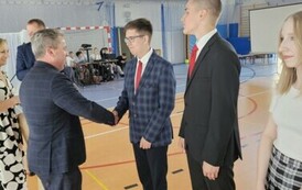 Burmistrz Miasta i Gminy Stasz&oacute;w dr Leszek Kopeć, zastępca burmistrza Miasta i Gminy Stasz&oacute;w dr Ewa Kondek gratulują Wojciechowi Glicy uzyskania tytułu laureata konkursu z języka angielskiego i finalisty konkursu z języka polskiego