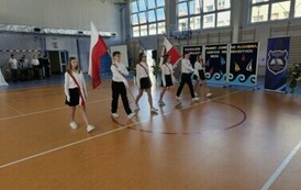 Poczet sztandarowy i poczet flagowy Publicznej Szkoły Podstawowej nr 2 im. I. J. Paderewskiego w Staszowie