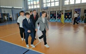 Uczniowie i nauczyciele tańczą belgijkę