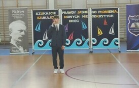 Utw&oacute;r A. Asnyka pt. Do młodych w interpretacji Bartosza Binkiewicza