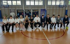 Uczniowie w scence kabaretowej