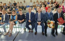 Zaproszeni goście podczas uroczystej akademii z okazji pożegnania absolwent&oacute;w