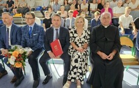 Zaproszeni goście podczas uroczystej akademii z okazji pożegnania absolwent&oacute;w