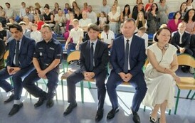 Dyrekcja Szkoły, zaproszeni goście podczas uroczystej akademii z okazji pożegnania absolwent&oacute;w