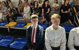 Rodzice, nauczyciele, uczniowie podczas uroczystej akademii z okazji pożegnania absolwent&oacute;w