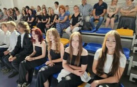 Rodzice, nauczyciele, uczniowie podczas uroczystej akademii z okazji pożegnania absolwent&oacute;w
