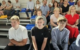 Rodzice, nauczyciele, uczniowie podczas uroczystej akademii z okazji pożegnania absolwent&oacute;w