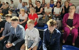 Rodzice, nauczyciele, uczniowie podczas uroczystej akademii z okazji pożegnania absolwent&oacute;w