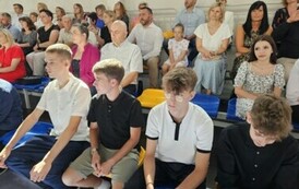 Rodzice, nauczyciele, uczniowie podczas uroczystej akademii z okazji pożegnania absolwent&oacute;w