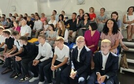 Rodzice, nauczyciele, uczniowie podczas uroczystej akademii z okazji pożegnania absolwent&oacute;w
