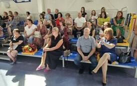 Rodzice, nauczyciele, uczniowie podczas uroczystej akademii z okazji pożegnania absolwent&oacute;w