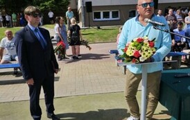 Przewodniczący Rady Rodzic&oacute;w przy mikrofonie