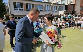 Wicedyrektor szkoły i nauczycielka odchodząca na emeryturę