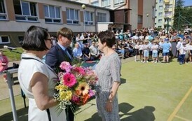 Dyrekcja szkoły i nauczycielka odchodząca na emeryturę