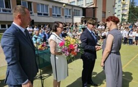 Dyrekcja szkoły i nauczycielka odchodząca na emeryturę