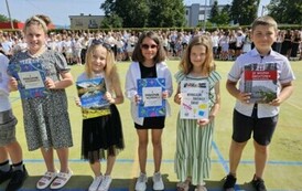 Wyr&oacute;żnieni uczniowie z nagrodami