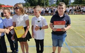 Wyr&oacute;żnieni uczniowie z nagrodami